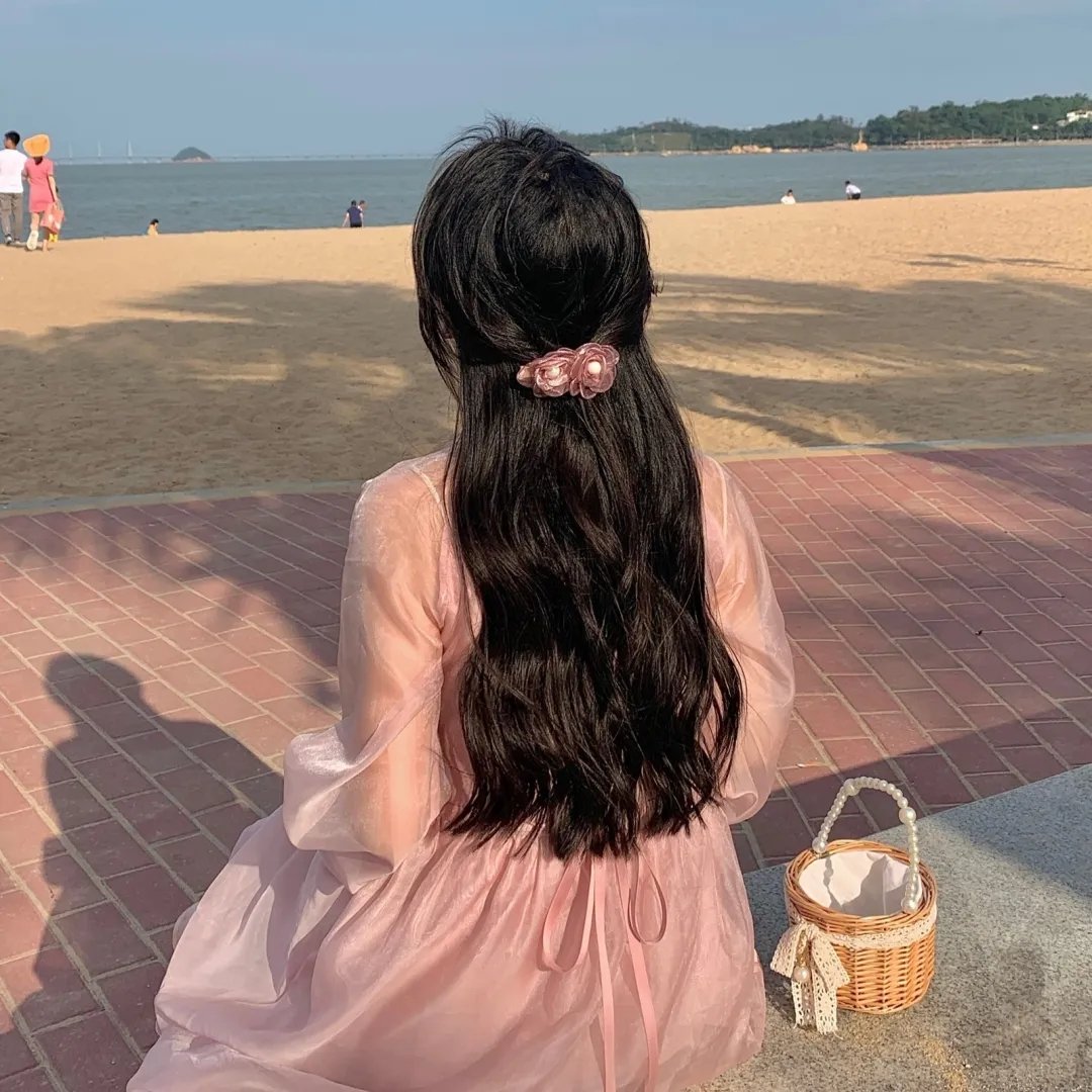 挥著翅膀的女孩